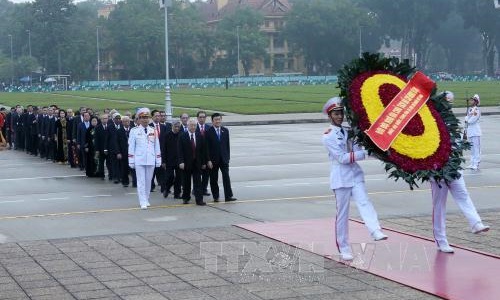 Lãnh đạo Đảng, Nhà nước viếng Chủ tịch Hồ Chí Minh nhân kỷ niệm 70 năm Ngày Tổng tuyển cử đầu tiên