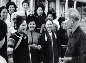 Bác Hồ với đại biểu phụ nữ các dân tộc Việt Bắc (năm 1959).