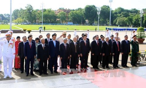 Lãnh đạo Đảng, Nhà nước viếng Chủ tịch Hồ Chí Minh và tưởng niệm các Anh hùng liệt sỹ