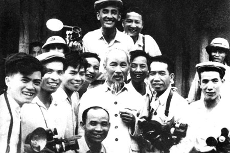 Chủ tịch Hồ Chí Minh với các nghệ sĩ nhiếp ảnh