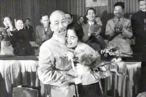 Nghệ sĩ nhân dân Trà Giang chụp cùng Bác Hồ tại Đại hội văn nghệ toàn quốc lần thứ 3 năm 1962.