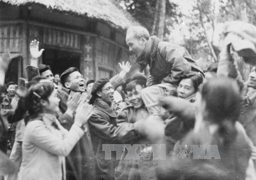 Chủ tịch Hồ Chí Minh với các đại biểu Đại hội thống nhất Việt minh - Liên Việt năm 1951. Ảnh: Tư liệu