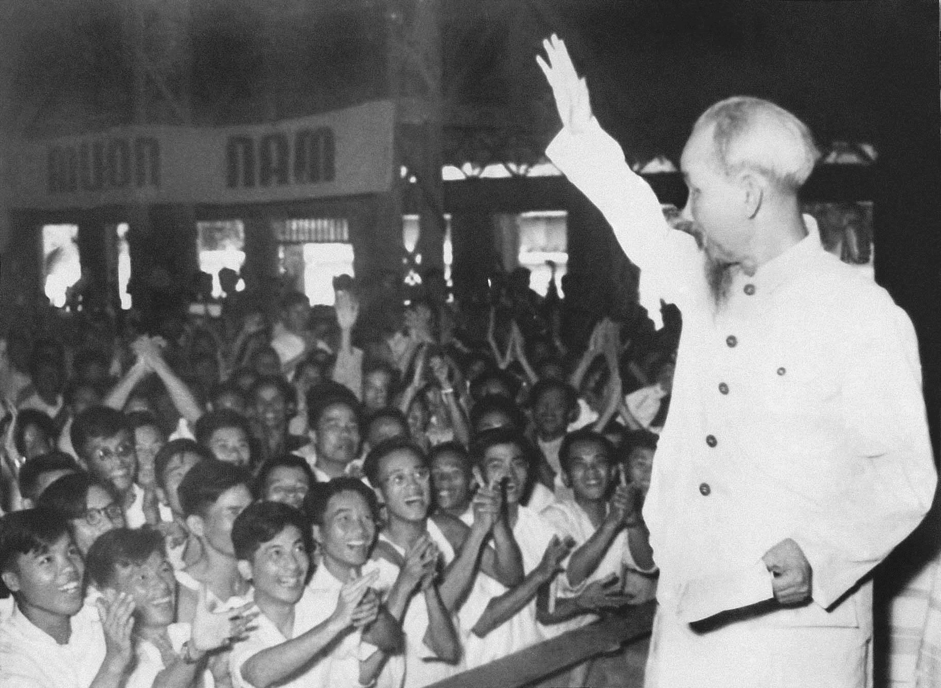 Thăm lớp học chính trị của giáo viên cấp II, cấp III toàn miền Bắc, Chủ tịch Hồ Chí Minh căn dặn: