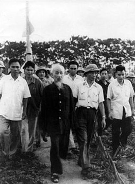 Bác Hồ đến thăm Tiểu đoàn tên lửa 61 (ngày 26-8-1965). Ảnh tư liệu