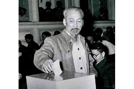 Bác Hồ bỏ lá phiếu bầu cử tại Hà Nội năm 1960. (Ảnh tư liệu)