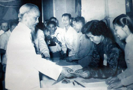 Chủ tịch Hồ Chí Minh nhận phiếu bầu cử QH Khóa II, Hà Nội ngày 8.5.1960