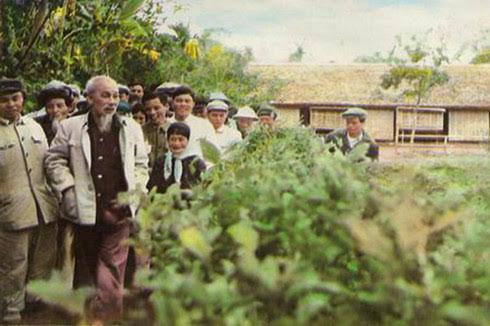Bác Hồ về thăm làng Sen năm 1961 (Ảnh tư liệu)