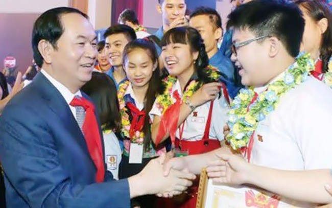 Chủ tịch Nước Trần Đại Quang thăm hỏi các học sinh tiêu biểu toàn quốc dự Kỷ niệm 75 năm Ngày thành lập