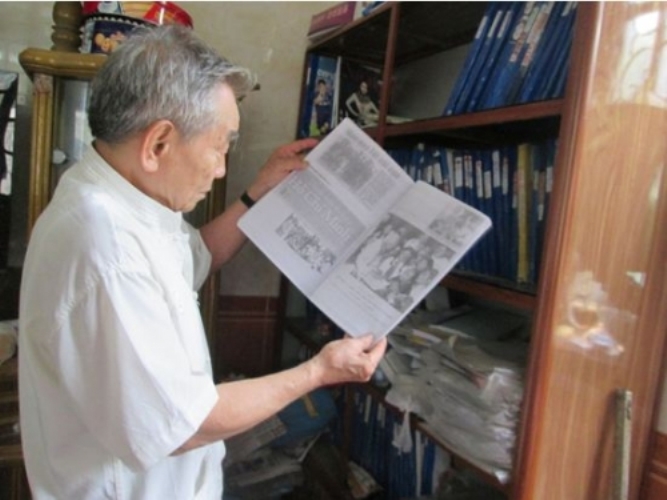 Ông Phan Bùi Tường bên tập tư liệu ảnh Bác Hồ mà ông đã dày công sưu tầm