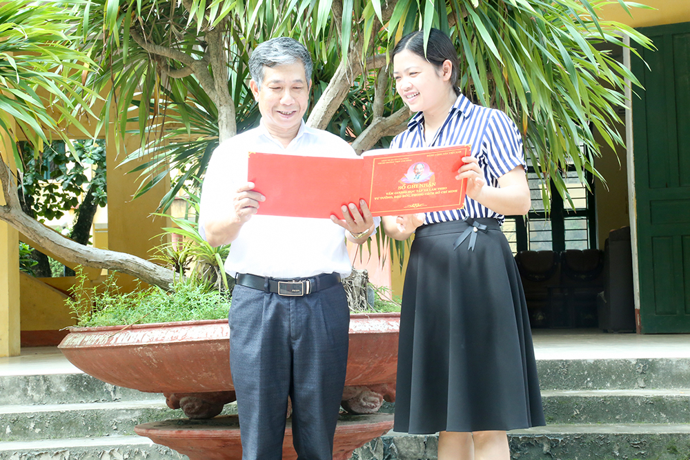 Thầy giáo Dương Văn Bảo - Bí thư chi bộ, Hiệu trưởng Trường THPT Tam Nông thường xuyên trao đổi,