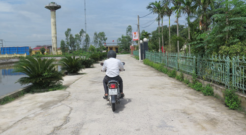 Học tập và làm theo lời Bác, nhiều con đường nông thôn ở Ninh Bình trở nên khang trang, sạch đẹp. (Ảnh: TH)