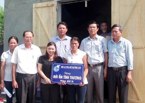 Chị Nhữ Thị Linh nhận "Mái ấm tình thương" từ sự giúp đỡ của Hội LHPN Quỳnh Lưu - Ảnh: Việt Hùng
