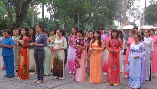 Các thành viên tham gia “Hành trình trao yêu thương” tới dâng hương tại tượng đài Ghi công Dân và Quân quận 5.
