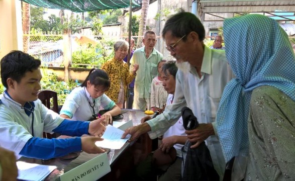 Các y bác sỹ trẻ khám bệnh cho người dân xã Yên Luông, huyện Gò Công Đông. Ảnh: Tỉnh Đoàn Tiền Giang