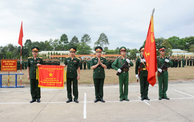 Trường Hạ sĩ quan xe tăng 1 đón nhận Cờ thi đua của Chính phủ                  tặng “Đơn vị xuất sắc trong phong trào thi đua” năm 2017
