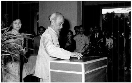 Chủ tịch                      Hồ            Chí Minh            tham gia bỏ phiếu bầu cử đại biểu Hội đồng nhân dân thành phố Hà Nội, ngày 26-4-1960. (Ảnh tư liệu)