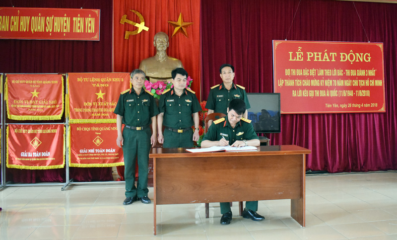 Cán bộ, chiến sĩ Ban CHQS huyện Tiên Yên kí cam kết đợt thi đua đặc biệt “Làm theo lời Bác - thi đua giành 3 nhất”.