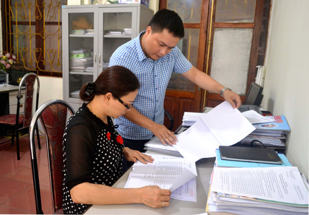 Cán bộ Ban Tổ chức Thành ủy Hà Giang tiếp nhận hồ sơ kết nạp đảng viên mới.