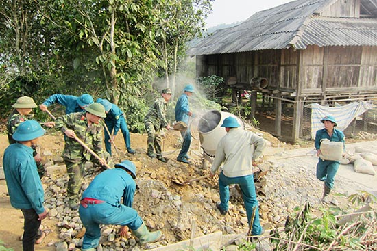 LLVT huyện Sốp Cộp giúp nhân dân bản Men, xã Dồm Cang làm đường về bản.