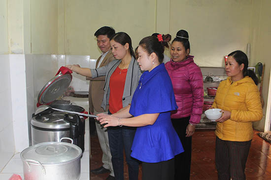 Nhà nấu ăn bán trú cho học sinh trường mầm non Hoa Đào (Chiềng Khay)
