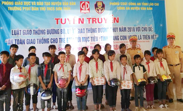 Công an huyện Văn Bàn tặng mũ bảo hiểm cho học sinh trên địa bàn.