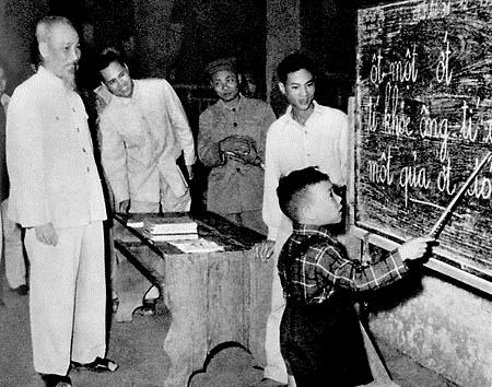 Bác Hồ thăm lớp học vỡ lòng phố Hàng Than, Hà Nội, năm 1958. Ảnh tư liệu