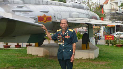 Anh hùng phi công Nguyễn Văn Bảy thăm Bảo tàng Không quân.