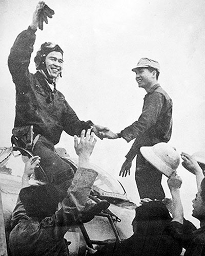 Phi công Bảy bắn rơi máy bay Mỹ chiến thắng trở về trong vòng tay đồng đội.