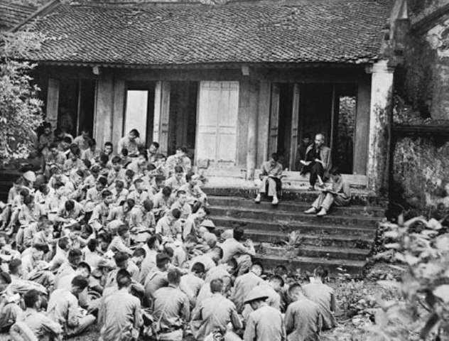 Bác Hồ nói chuyện với Đại đoàn quân Tiên Phong năm 1954 tại Đền Hùng (tư liệu).
