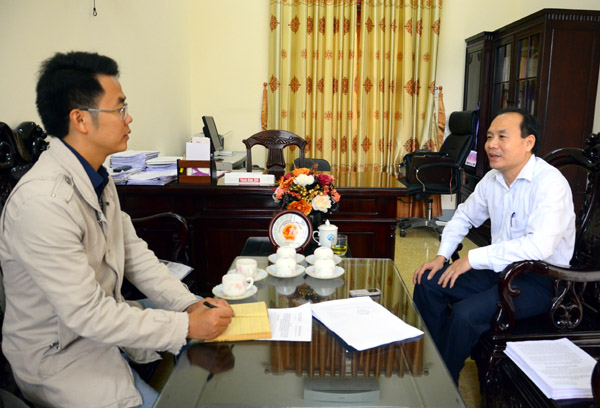 Đồng chí Vương Hồng Thái, Trưởng ban Tuyên giáo Huyện ủy Nam Đàn trao đổi với phóng viên