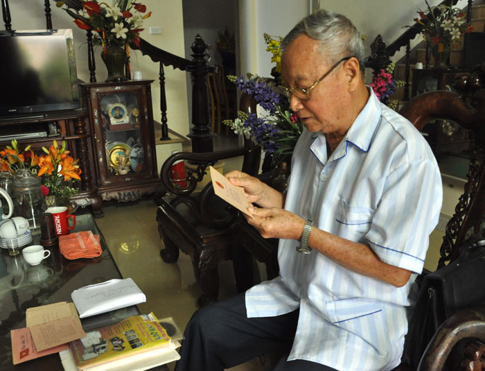 Thiếu tướng Nguyễn Hiền bên những kỷ vật viết về Đảng, về Bác Hồ mà mấy chục năm qua