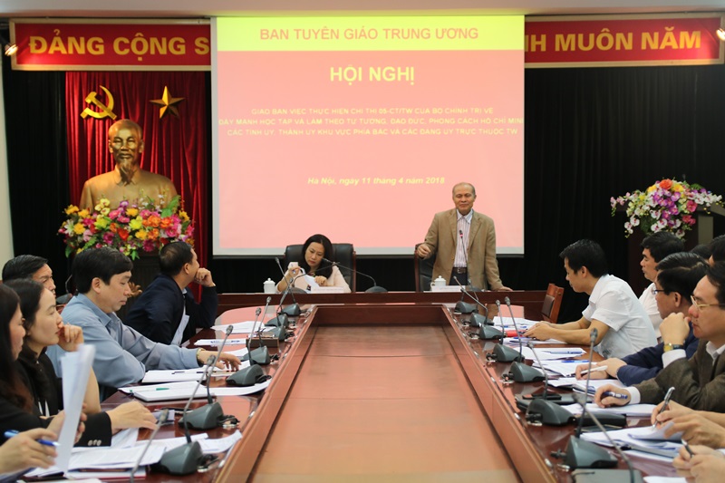 Đồng chí Nguyễn Thị Phương Hoa, Vụ trưởng Vụ Lý luận chính trị và đồng chí Trần Viết Lưu, Vụ trưởng Vụ Tổng hợp chủ trì Hội nghị.