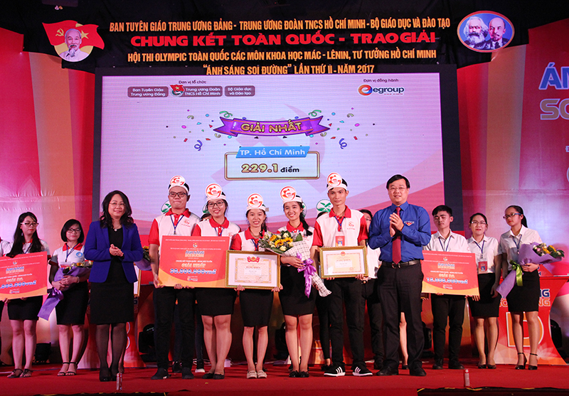 Ban tổ chức trao giải Nhất toàn đoàn cho đoàn Thành phố Hồ Chí Minh