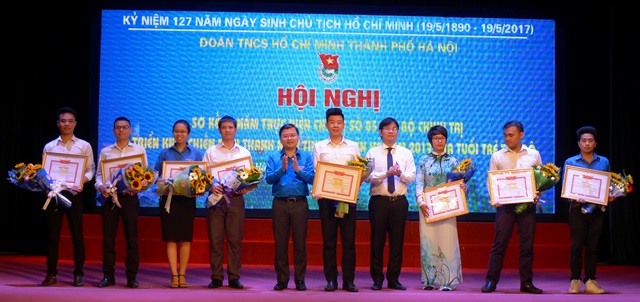 Bí thư Trung ương Đoàn Trần Anh Tuấn và Bí thư Thành đoàn Hà Nội Nguyễn Văn Thắng trao bằng khen cho các tập thể điển hình tiên tiến      .