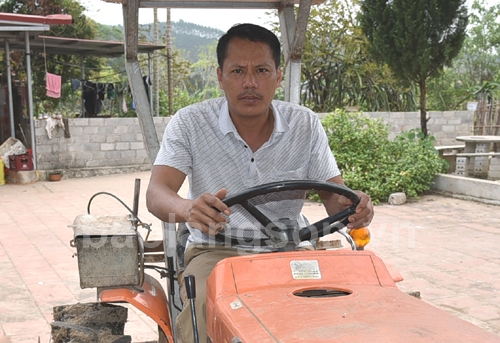 Anh Trần Ngọc Oánh, Bí thư Chi bộ thôn Đồng Thuốc, xã Cai Kinh, đầu tư máy cày đa năng trị giá 80 triệu đồng phục vụ nhu cầu của người dân.