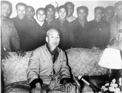 9h45 ngày 6-2-1969, trong phòng khách nhỏ ở Phủ Chủ tịch, Bác Hồ đọc lời chúc mừng năm mới. Đài Tiếng nói Việt Nam đến thu thanh.