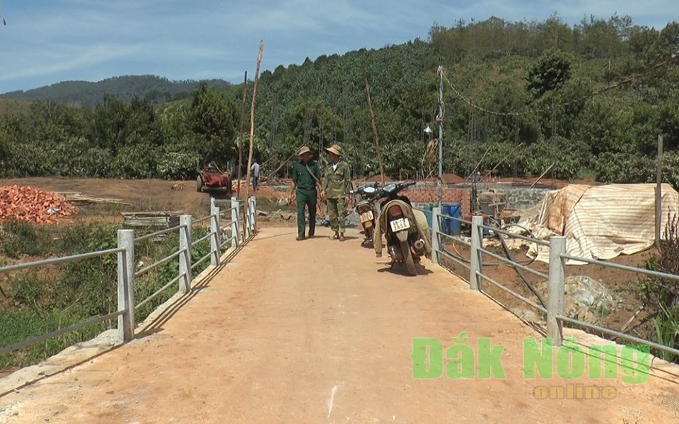 CCB xã Nâm N'Jang (Đắk Song) vận động đóng góp kinh phí làm cầu, giúp giao thông thuận lợi.
