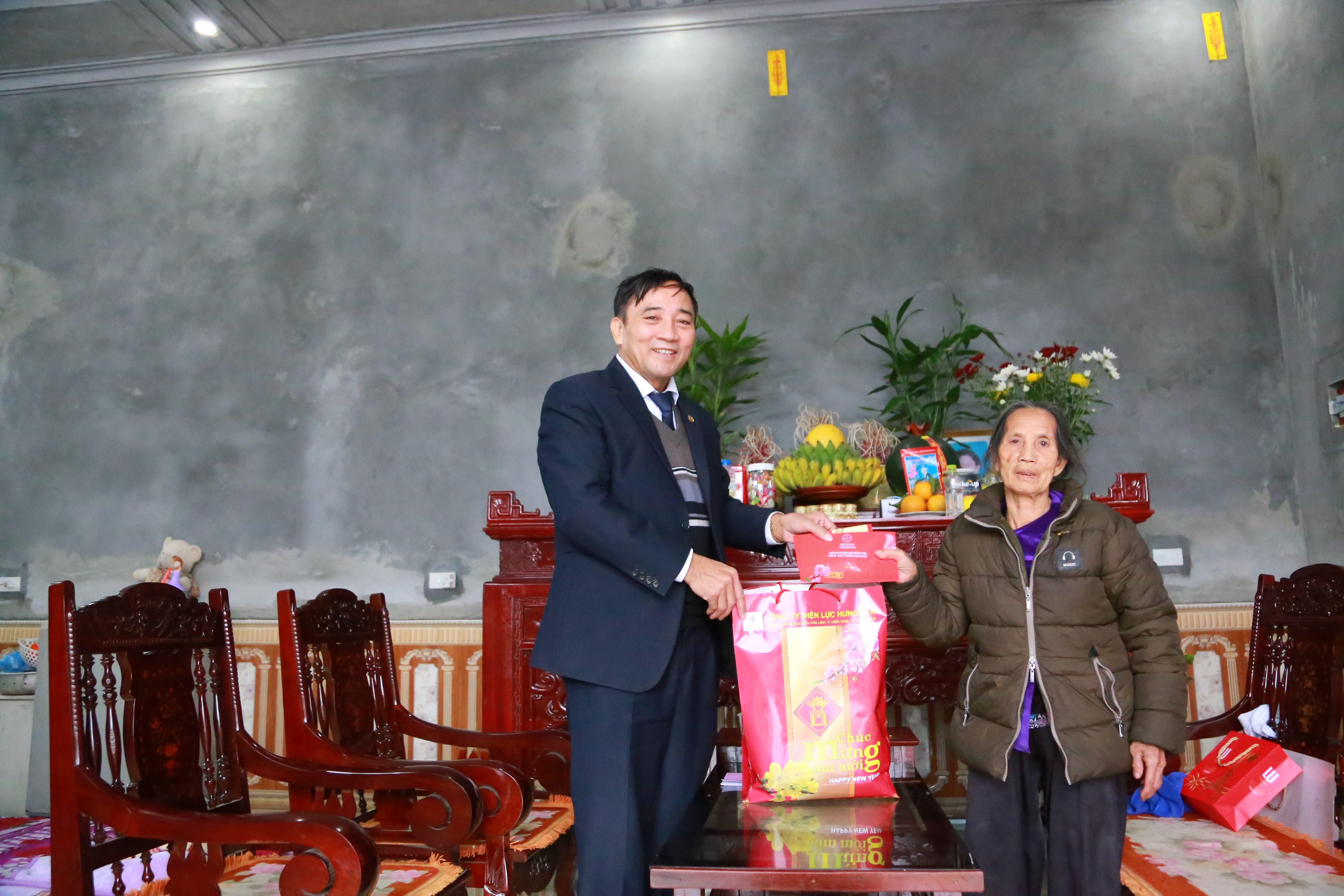 Công ty Điện lực Hưng Yên thăm, tặng quà Mẹ Việt Nam anh hùng nhân dịp