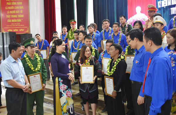 Đồng chí Hà Thị Nga, Phó Bí thư Thường trực Tỉnh ủy L           ào Cai       (thứ 3 từ trái sang)
