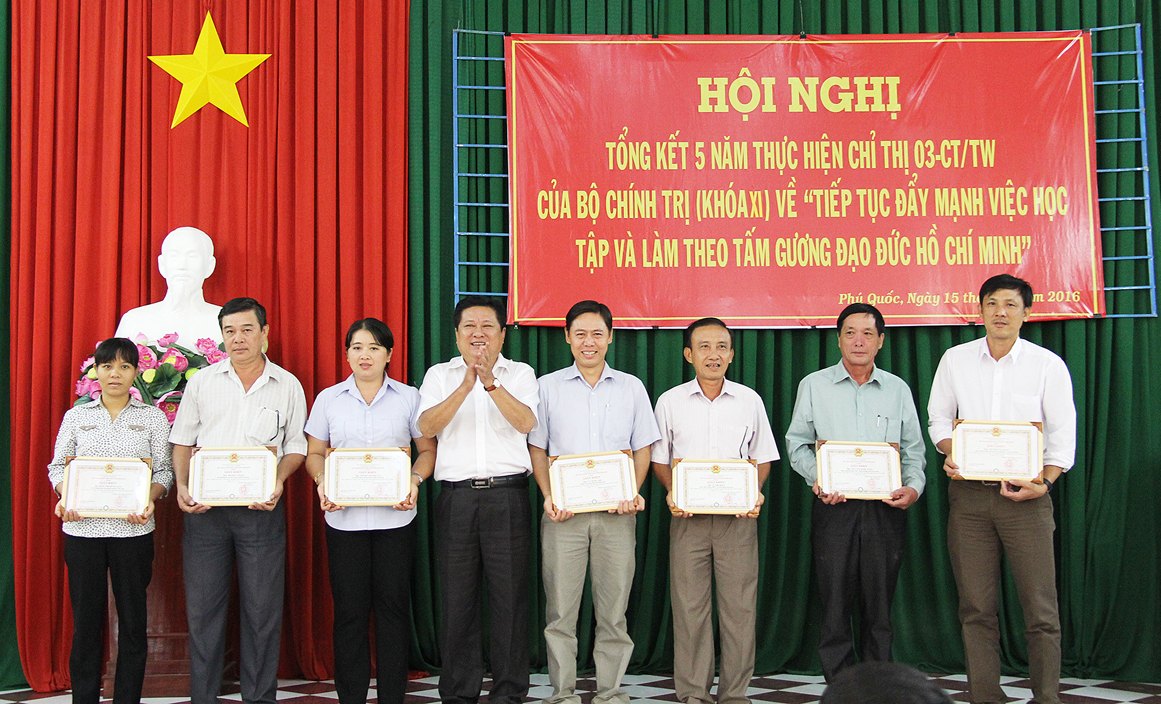 Các tập thể và cá nhân có thành tích trong học tập và làm theo Bác tại Kiên Giang.