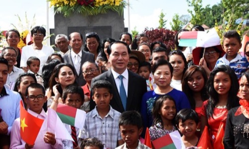 Chủ tịch Nước Trần Đại Quang và những lần thăm tượng đài Bác Hồ ở nước ngoài
