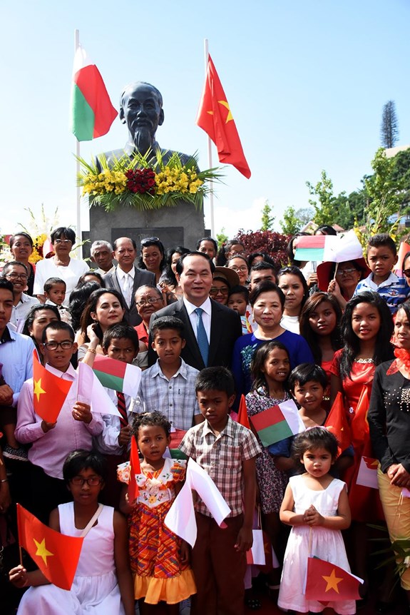 Chủ tịch Nước Trần Đại Quang với bà con Việt kiều                  trước tượng đài Bác Hồ ở Madagascar