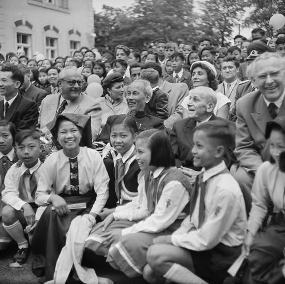 Bé gái Lê Thanh Nga (mặc trang phục truyền thống, ngồi hàng đầu)                  trong bức ảnh chụp với Bác Hồ ở Đức, năm 1957.