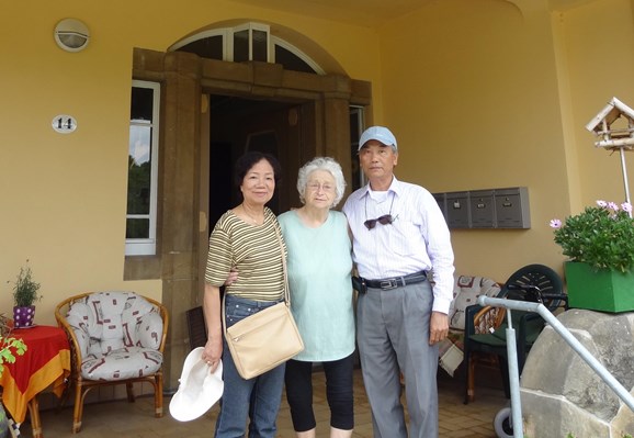 Ông bà Trần Ngọc Quyên và Lê Thanh Nga trong lần trở lại Đức                  thăm trường và cô giáo cũ. Ảnh do nhân vật cung cấp