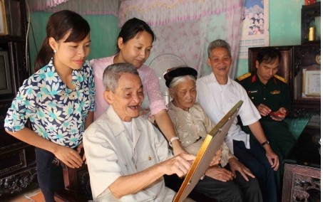Cụ Bùi Văn Ngùng kể chuyện phục vụ Bác Hồ.