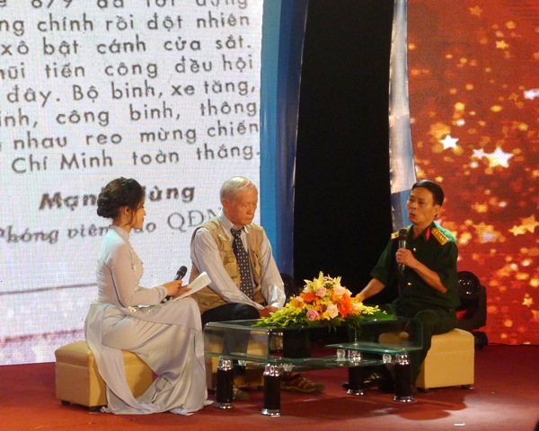 Nhà báo, nghệ sĩ nhiếp ảnh Đào Công Tính và đại tá, nhà báo Nguyễn Mạnh Hùng chia sẻ kỷ niệm về nghề báo