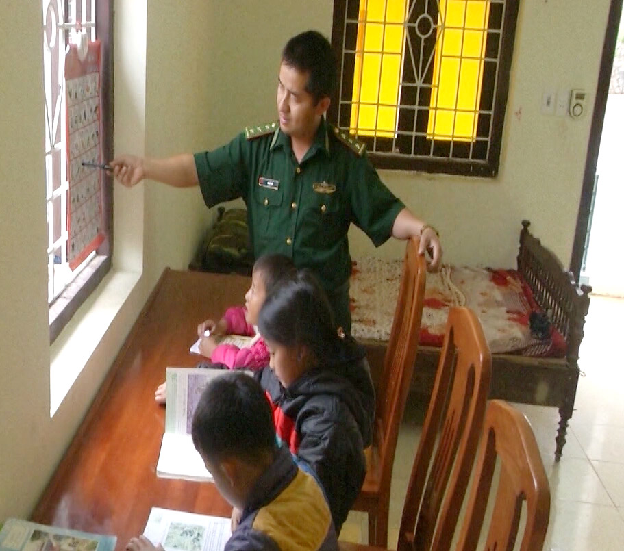 Đồng chí Vừ Mí Chứ hướng dẫn các em học sinh học bài tại Đồn BP Lũng Cú.
