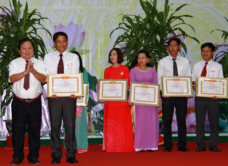 Phó Bí thư Tỉnh ủy, Chủ tịch UBND tỉnh Nguyễn Văn Quang trao giải nhất cho