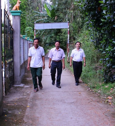 Chú Lê Văn Hữu (bên trái) sẵn sàng hiến đất và kiến trúc vì phục vụ lợi ích chung.