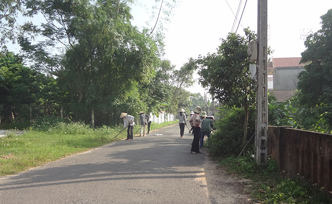Hội viên cựu TNXP thành phố Đồng Hới dọn dẹp vệ sinh đường làng, ngõ xóm.